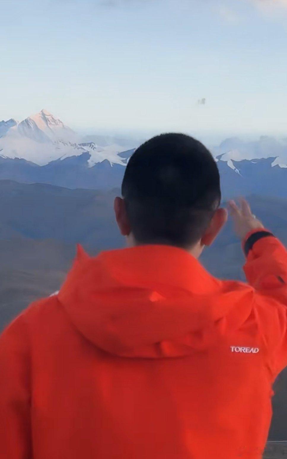 李斌突然又开播，因为在珠峰大本营看到了日照金山，所以直播给大家分享一下。斌哥最近
