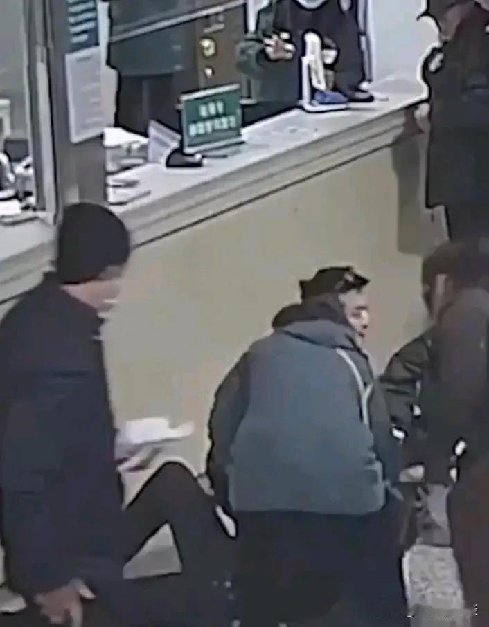 近日，河南信阳，一男子在医院结算窗口突然晕厥倒地抽搐，吓得周围的人都愣住了。这突