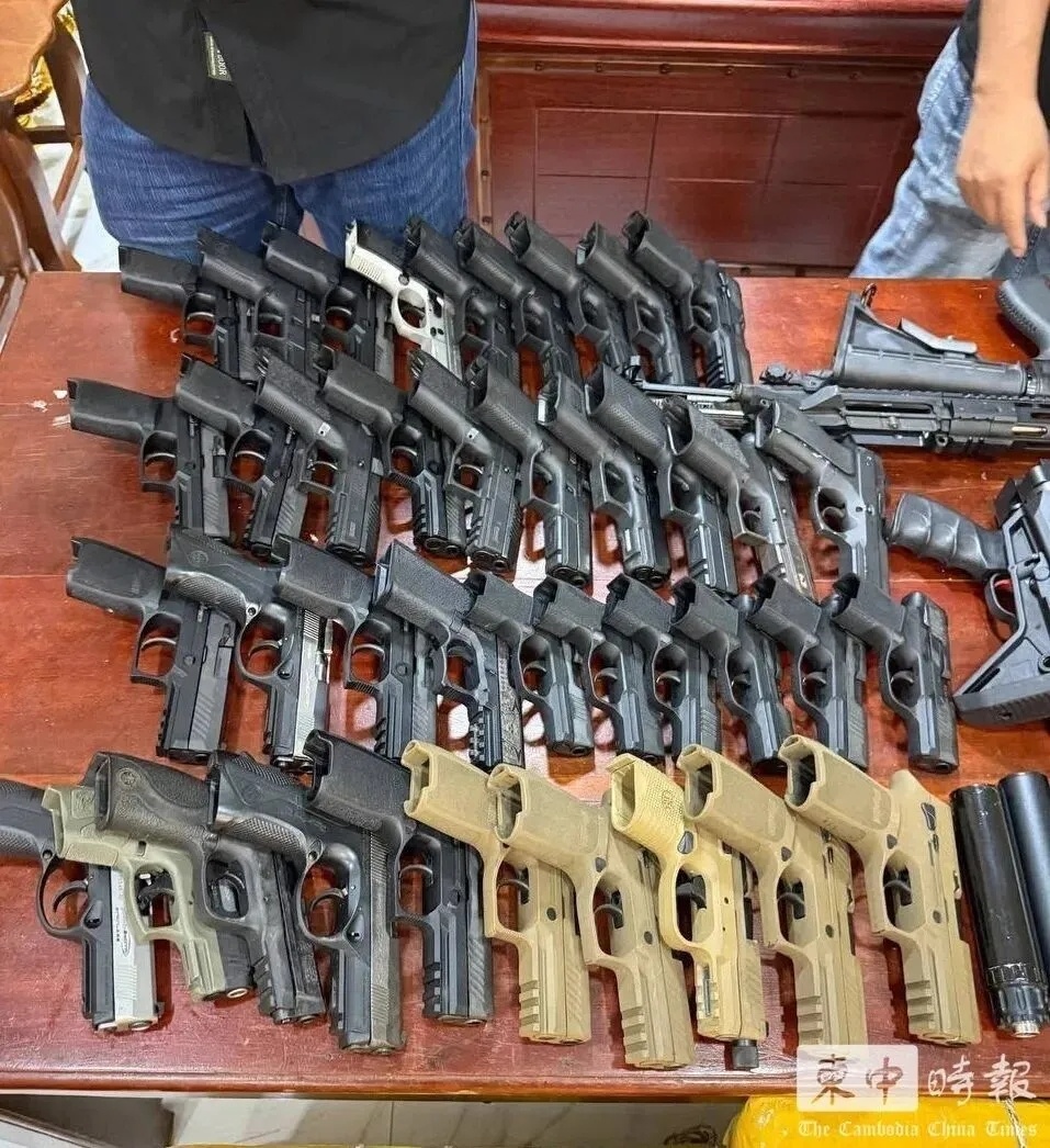 乖乖！这么多涉毒的枪支像开玩具店的！柬埔寨警察大半夜在海上抓到7个中国人贩毒！¹