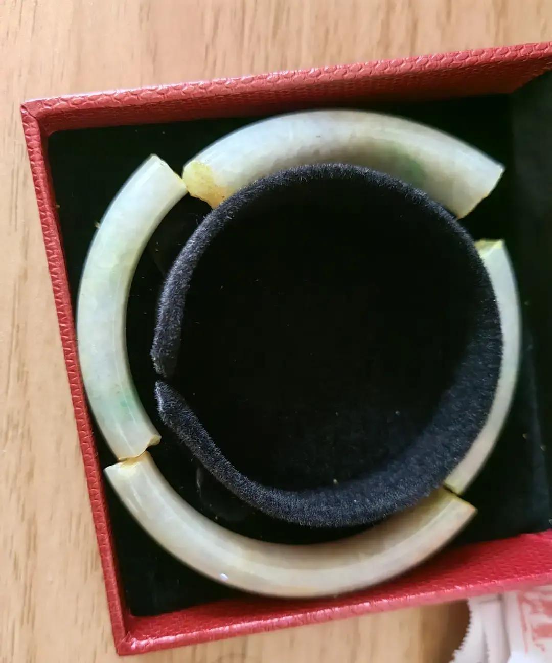 3万镯子寄修被调包！
 
前天刚发走，快递小哥说包装完好。拆箱一看，翡翠变玻璃，