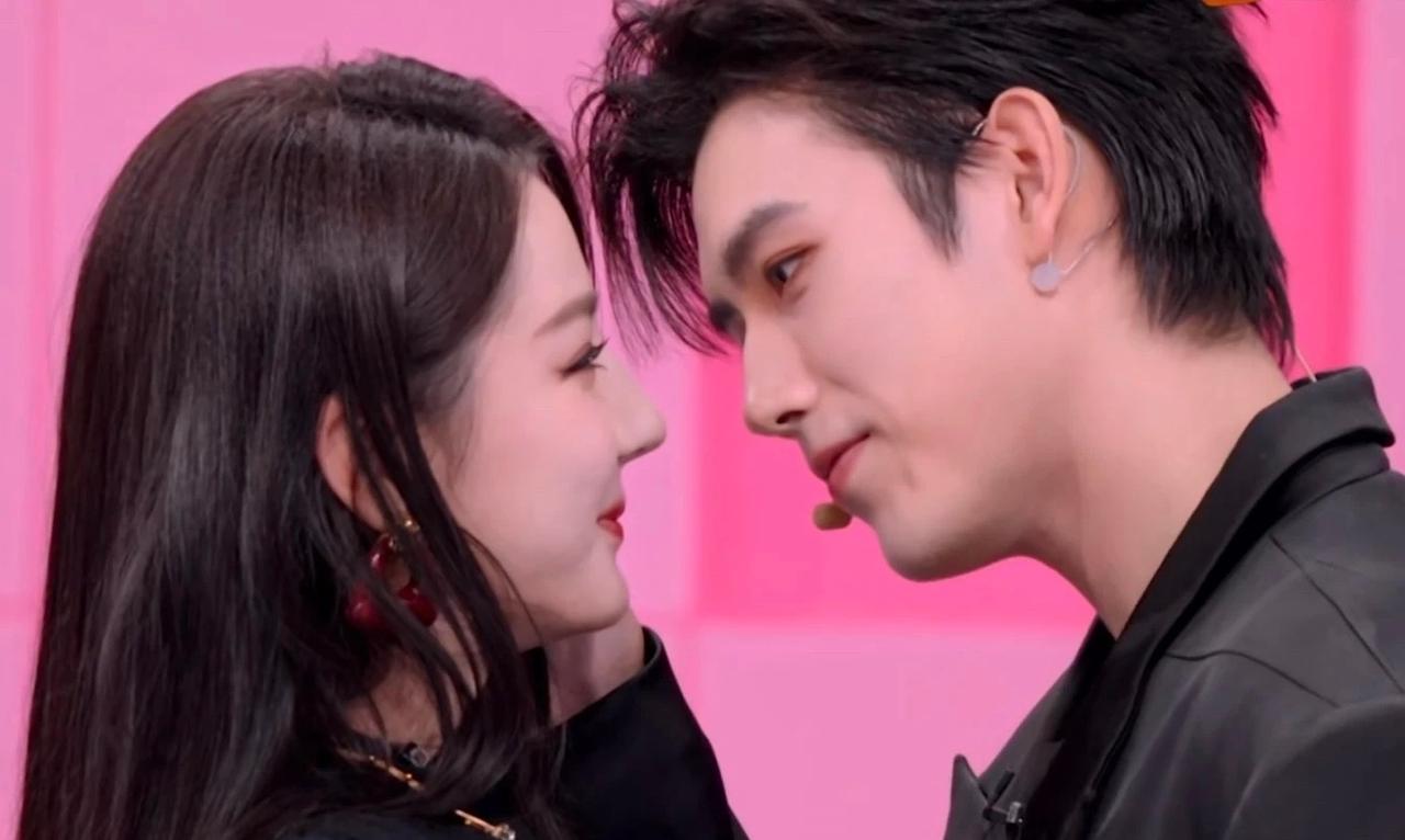 陈飞宇啊，同样的亲昵动作，两位女星反应差这么多？
迪丽热巴没躲开，直接让陈飞宇做