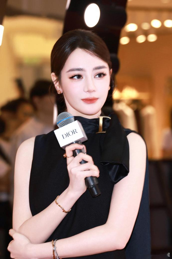 迪丽热巴生图精修有差别吗迪丽热巴顶级美神的实力不必纠结生图精修差别，迪丽热巴得天