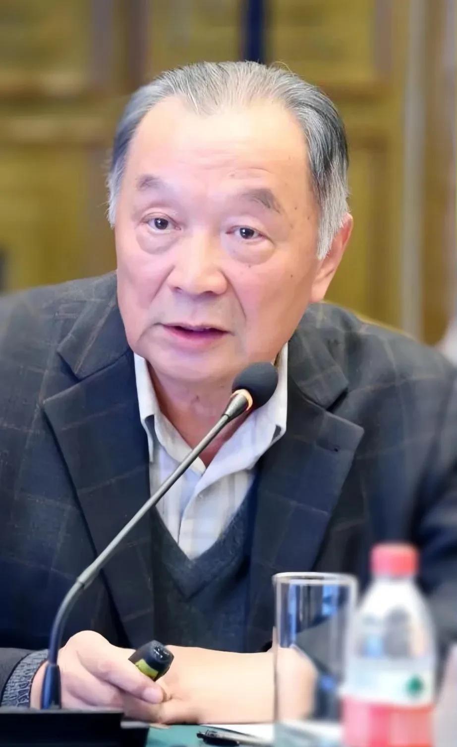 农业专家温铁军，谈到农民返乡现象，直言不讳的说:现在让农民回农村务农，我看并不是