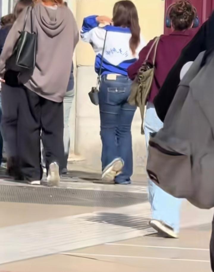 我刚刷到法国街头一外国女孩穿着中国校服，而且还专挑好学校的穿！咱中国的校服成Vi