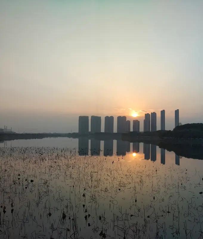 咱都听过这么一段话，真的特别打动人：“人间的路啊，一脚深一脚浅，每一步都藏着故事