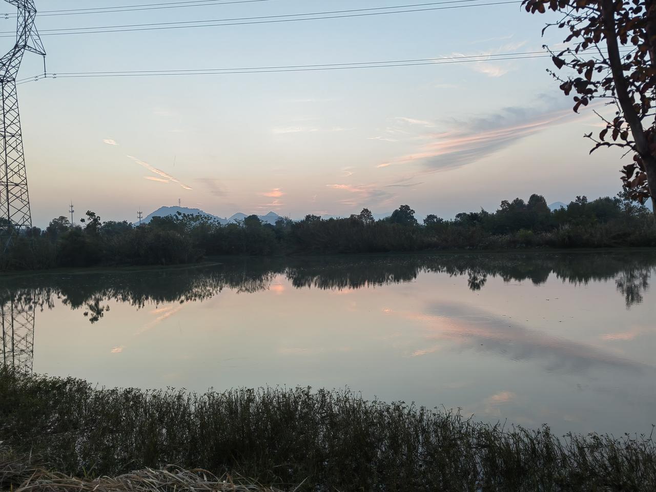 《人民日报》的文字到底不一样:
“越是找不到方向的时候，越要做好眼前的事。真正的