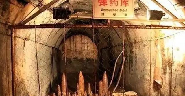 1945年深秋，东北老金沟的村民发现，废弃的日军矿坑里开始渗出猩红色液体。起初以