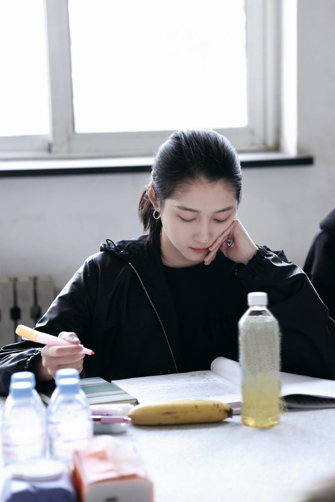 关晓彤新剧进组围读 关晓彤新剧围读状态围读现场氛围感十足，关晓彤状态在线元气满满