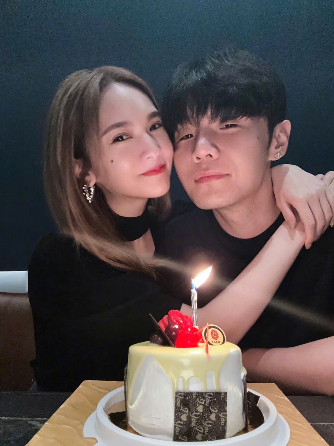 李荣浩陪杨丞琳过42岁生日年年卡点庆生，岁岁朝夕相伴，42岁快乐杨丞琳✨