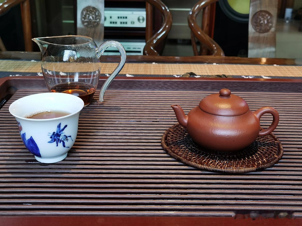 朱泥壶，我认为有两个大的方向，一个是精工方向。另一个方向是古拙，也就是文人味，前