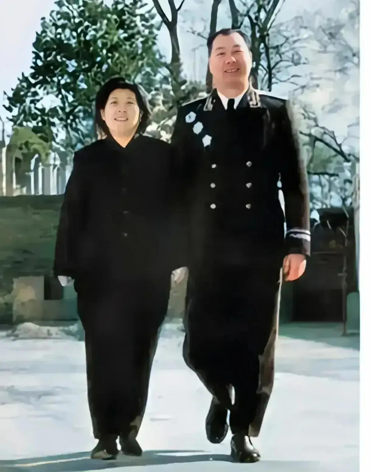 60年代，开国上将杨成武与夫人赵志珍，在宅邸前散步时，一张罕见的留影，照片中，高