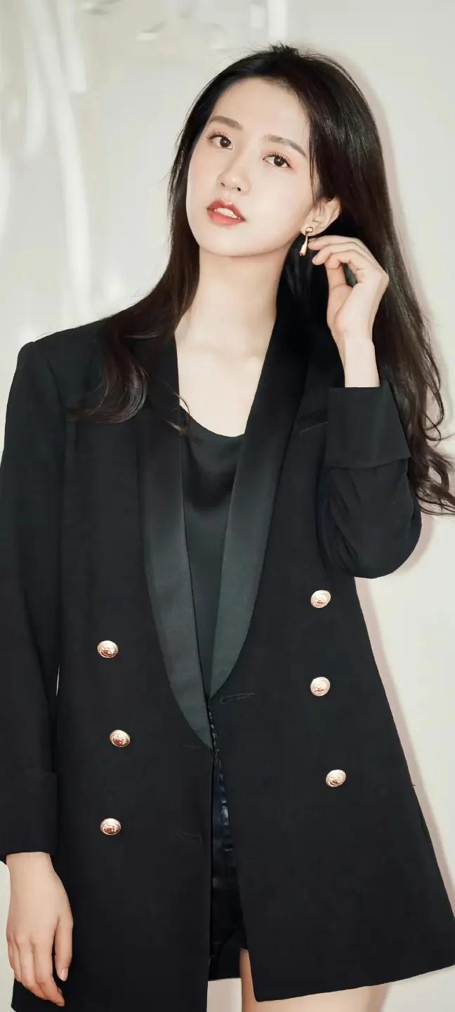 冬日生活打卡季2014年，许龄月主演了其电视剧处女作《你是我的眼》，与沈腾、贾玲