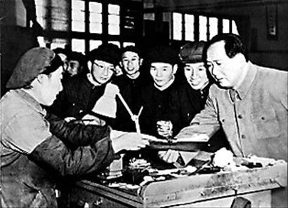 1960年的年夜饭上，毛主席咬了一口葱花饼，随即将做饭的厨师喊了过来，厉声问道：