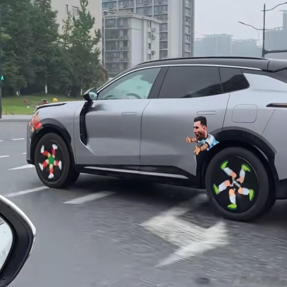 车主你真是个天才后边是梅西谁能看出来前边是谁