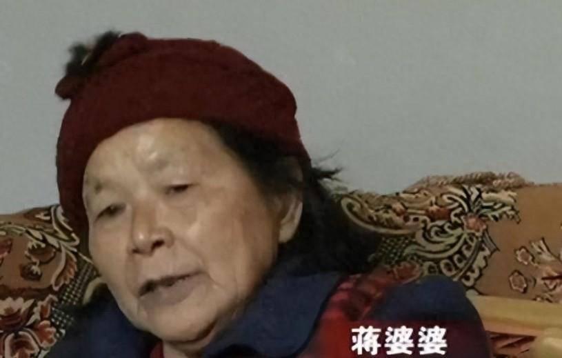 九岁男孩护着妈妈推了奶奶一把，老人摔倒，尾骨摔折了。一个九岁的孩子，他分不出什么