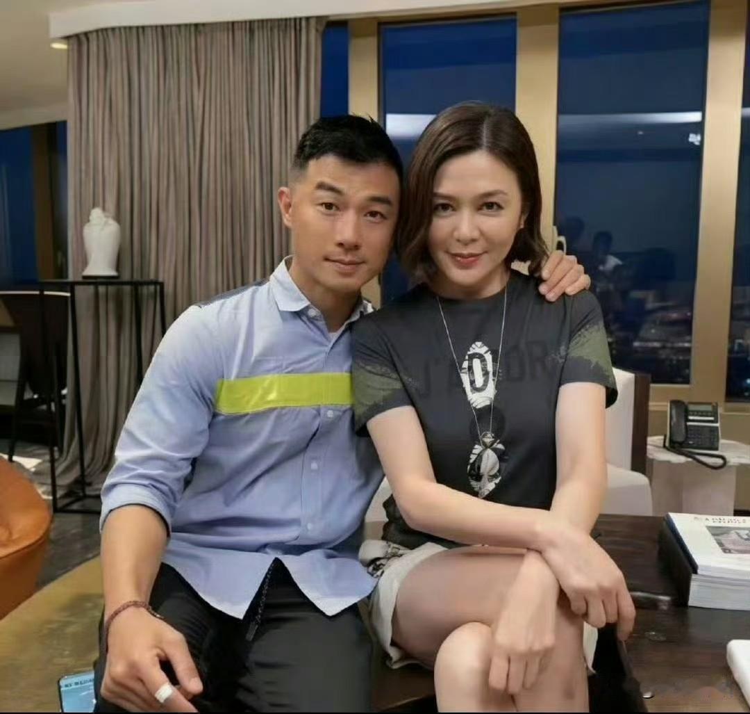 曝关之琳与新男友相识几天便确定关系，关之琳始终未正面回应27岁新男友，两人于20