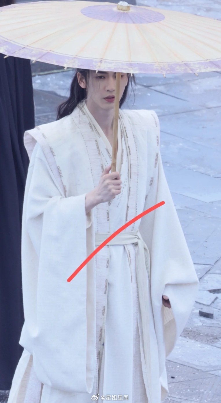 张凌赫归鸾白衣撑伞张凌赫归鸾白衣撑伞路透 萧厉你好仙啊张凌赫白衣撑伞好仙