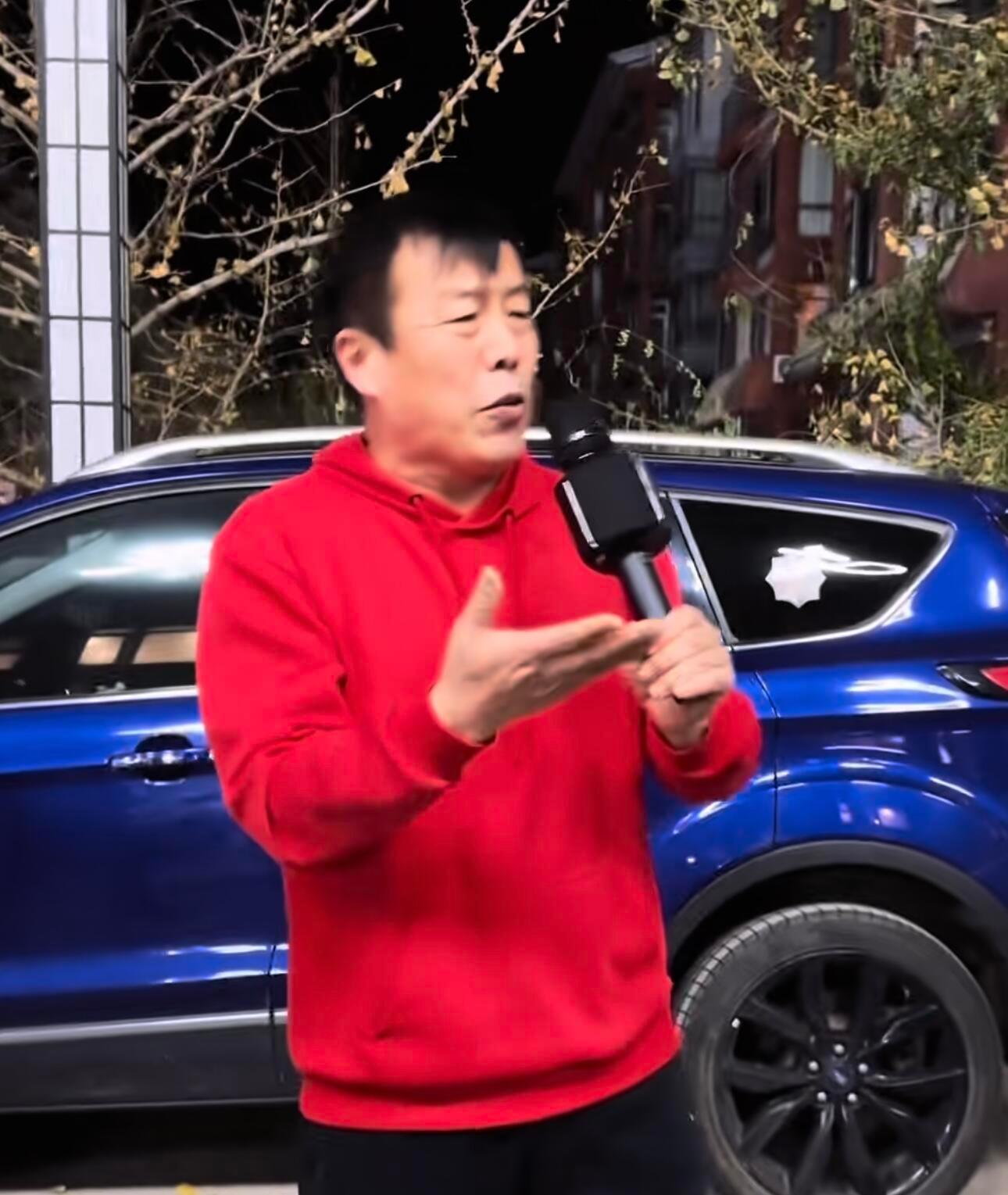 网红“东北源哥”已于11月20日因突发心梗去世，享年61岁。他的师父“棉袄姥爷”