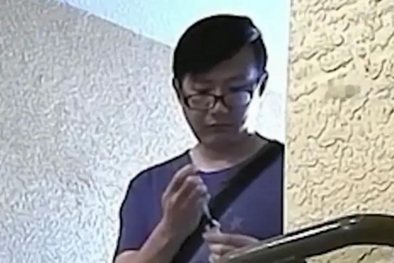 🐒2023年，李旭明嫌楼上太吵，作为化学博士，他不动嘴，改拿针管，从门缝往阿卜