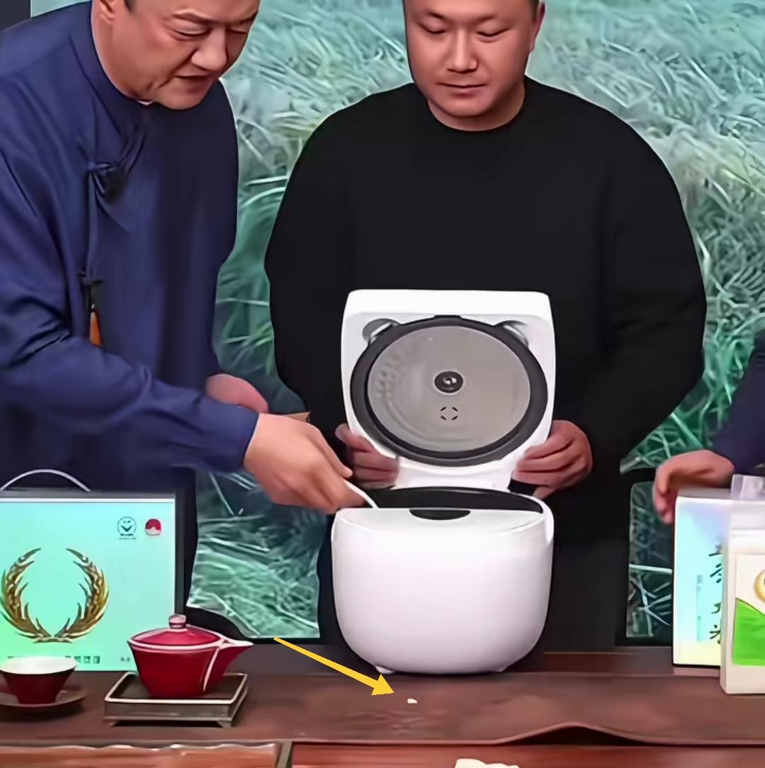 李亚鹏在直播时，随手捡起掉落的米粒，直接吃，这个不经意的动作，深得网友赞许。
