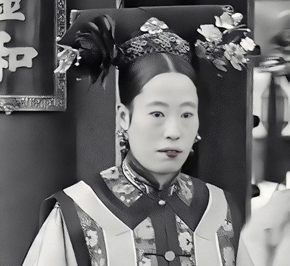 1912年2月12日，养心殿里，一个女人抖着手，在一份诏书上盖下了玺印。 
 