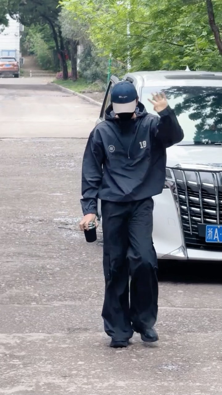 沪上潮男名不虚传啊！丁禹兮到底准备了多少帽子丁禹兮每天一个帽子一杯咖啡