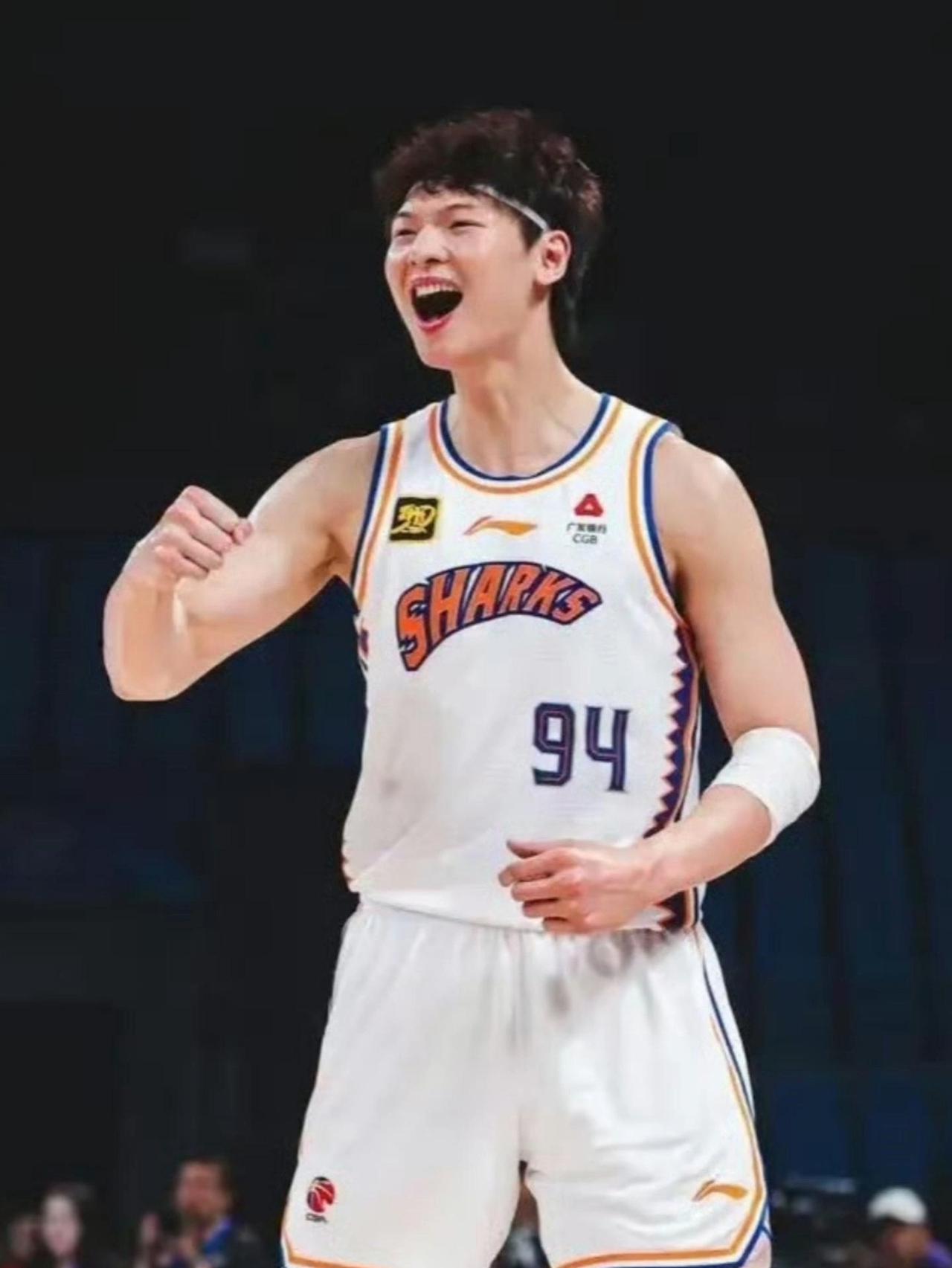 谁说王哲林不行了？今天面对夺冠热门以及拥有大魔王周琦的北京首钢男篮，15投10中