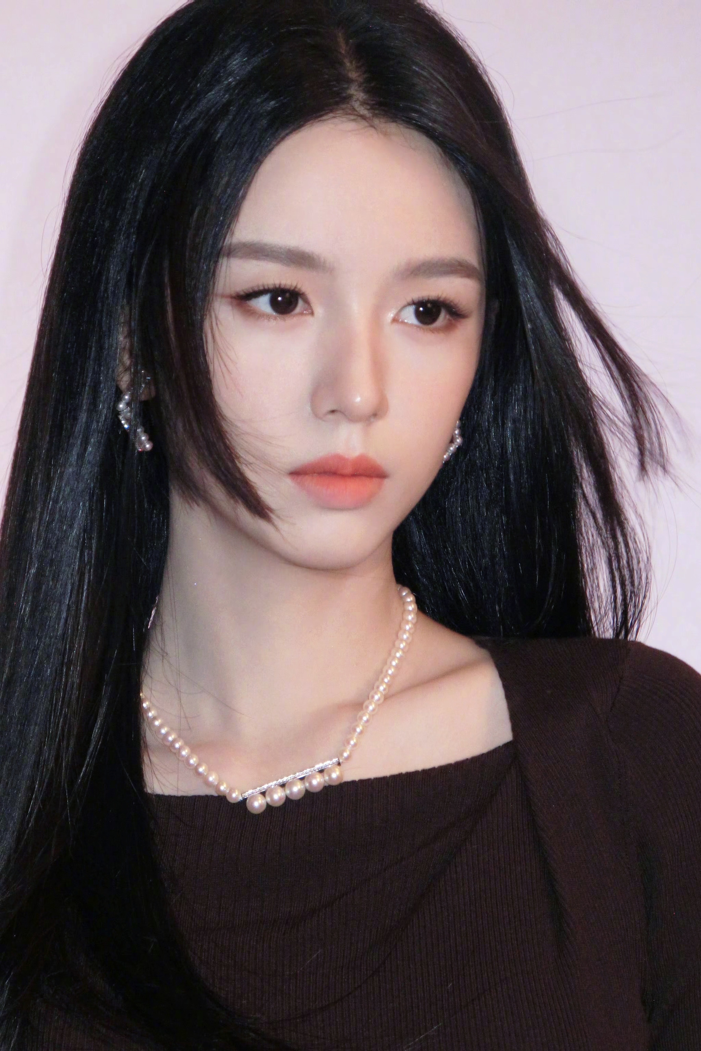 冷脸才是周也的舒适区吧不用笑、不用凹甜，生人勿近的气场更抓人~魏莱2.0、恶女剧