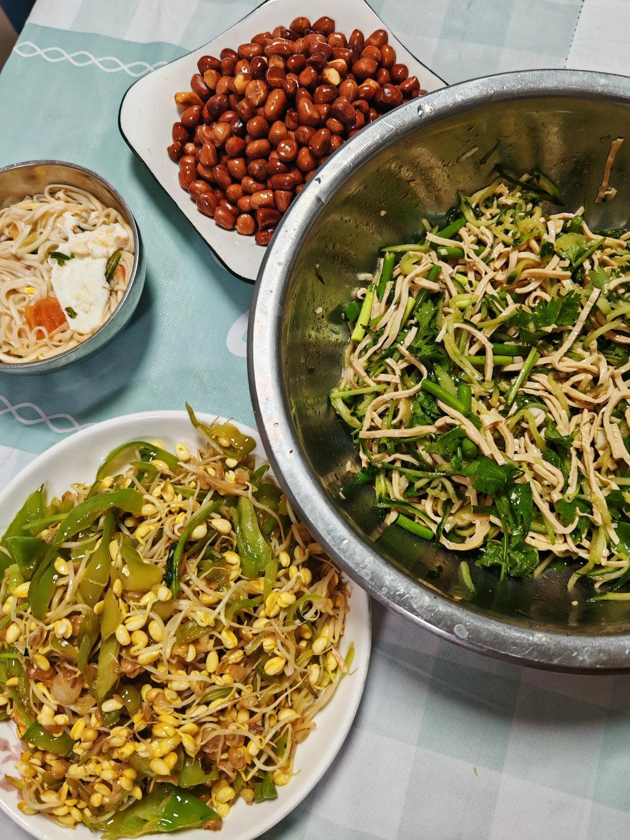 四口之家的晚饭
我们家做的饭都是家常菜，也没有精美的摆盘，基本上两三个普通菜，就