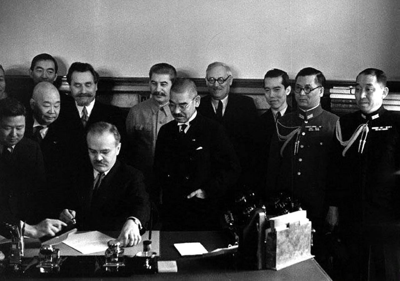 1941年4月13日，苏联外长莫洛托夫与日本外相松冈洋右在莫斯科签订《苏日中立条