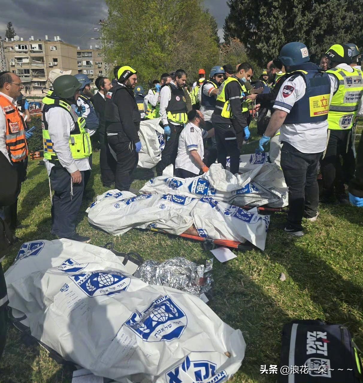 哦豁！
看看图一这是以色列🇮🇱的裹尸袋吗？因为就在刚刚，以色列媒体说，伊朗对
