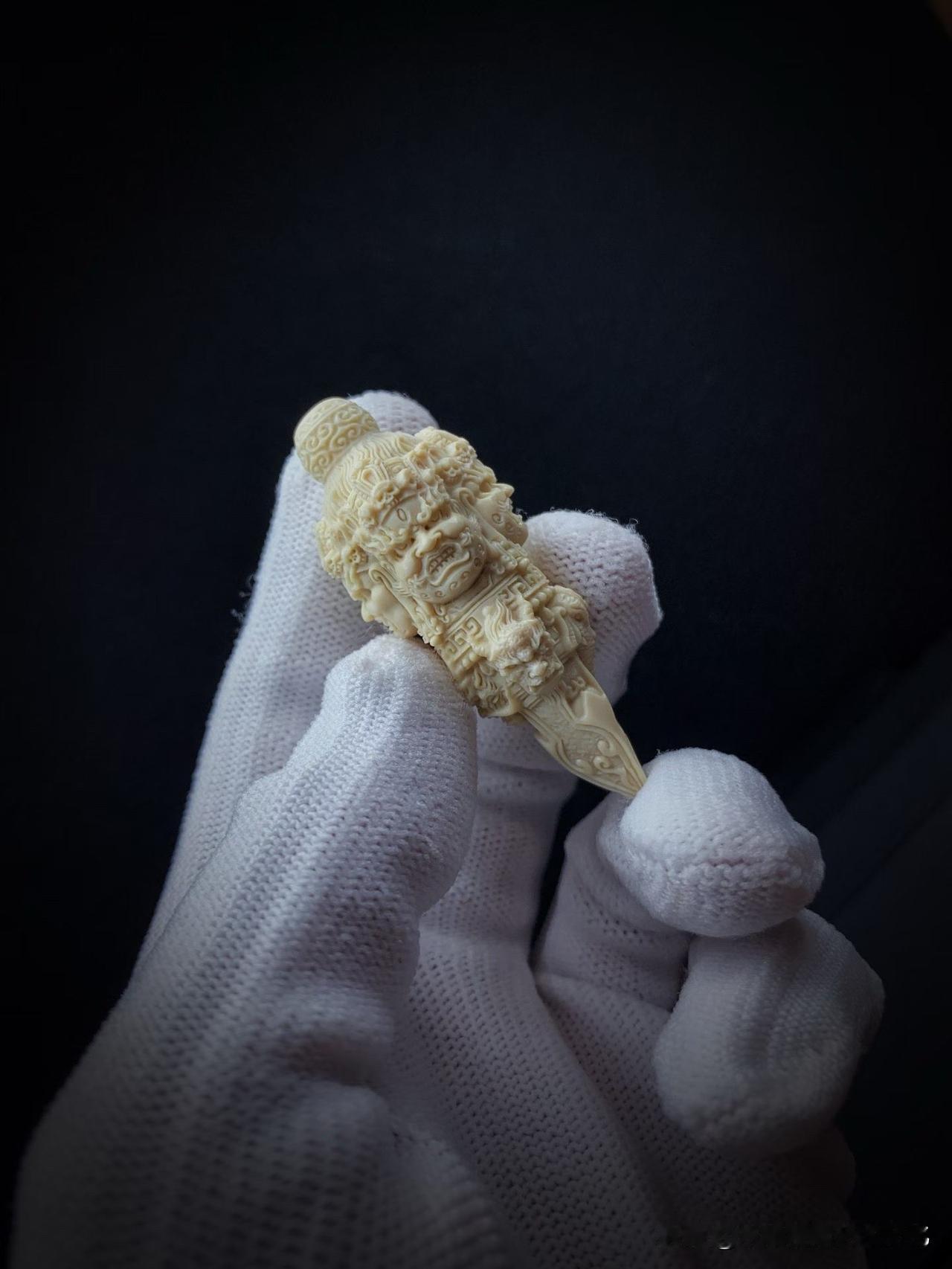 不是所有法器都以恢弘取胜，有些不过盈寸，却足以令人驻足细观。

这枚金刚降魔杵以