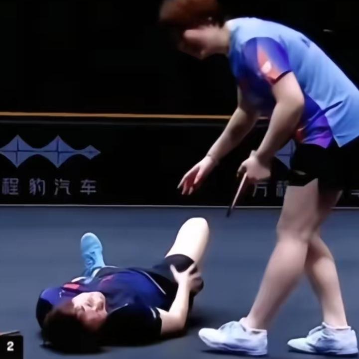 曼昱跌倒，不知道蒯曼为什么没有蹲下身子询问或者去搀扶曼昱。
    平常我们同伴