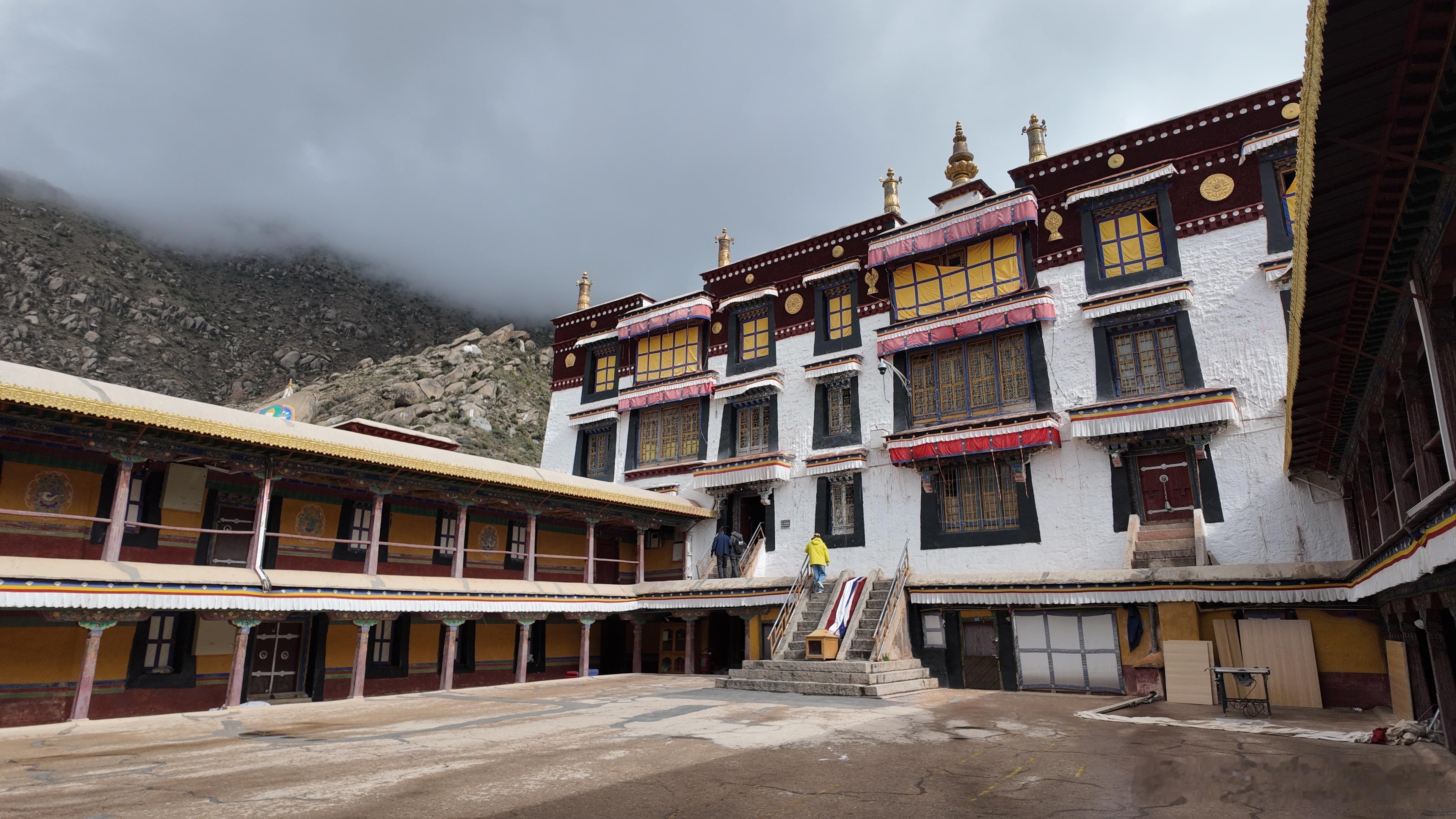 我的2026 拉萨 哲蚌寺哲蚌寺坐落在拉萨西郊根培乌孜山南坡，远望像白色的米堆，