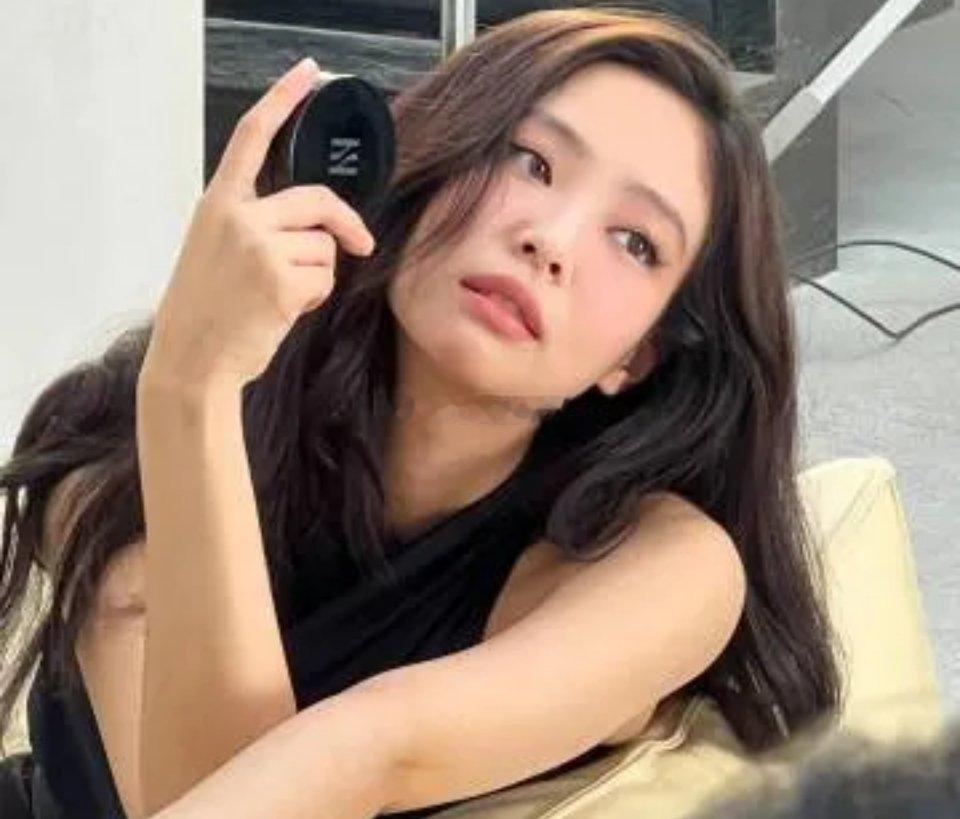 jennie不愧是blackpink的门面担当，她的颜值和身材，都是顶级的。 ​