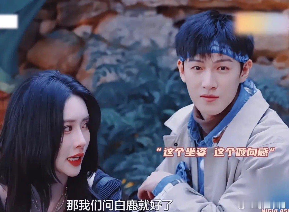 嘴里喊着水猜词环节，孟子义不小心喝了，大家都在笑孟子义蹭茶，只有李昀锐温柔的安慰