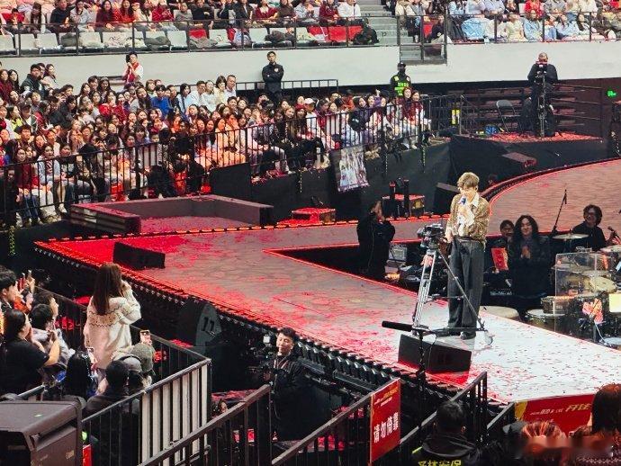 张杰张杰演唱会幸运观众黄霄雲  张杰演唱会幸运观众黄霄雲 霄雲也太幸福了吧！作为