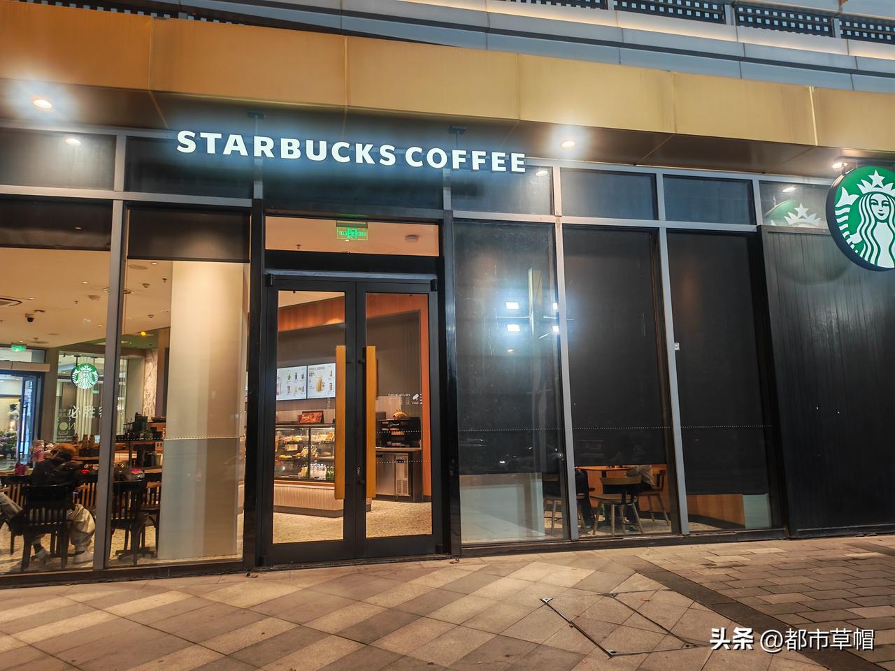 年轻人和孩子们已经不再追捧奶茶了？

万达广场这几家奶茶店，刚开业的那段时间火爆