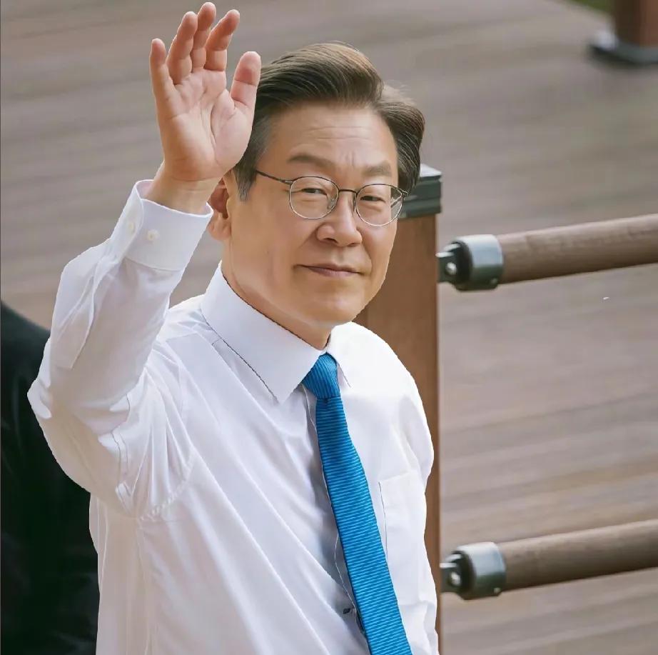 李在明陷入两难境地！
美突然宣布对韩增加25%关税，理由是韩政府答应的3500亿