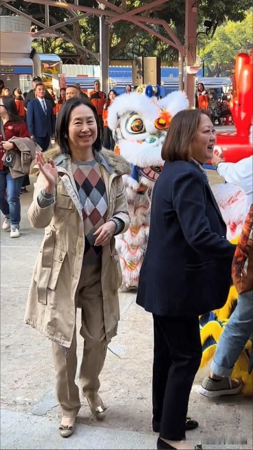 这是真正的自信美，不像娱乐圈里那些明星们，出行有随行保安贴身跟着，她不化妆，就穿