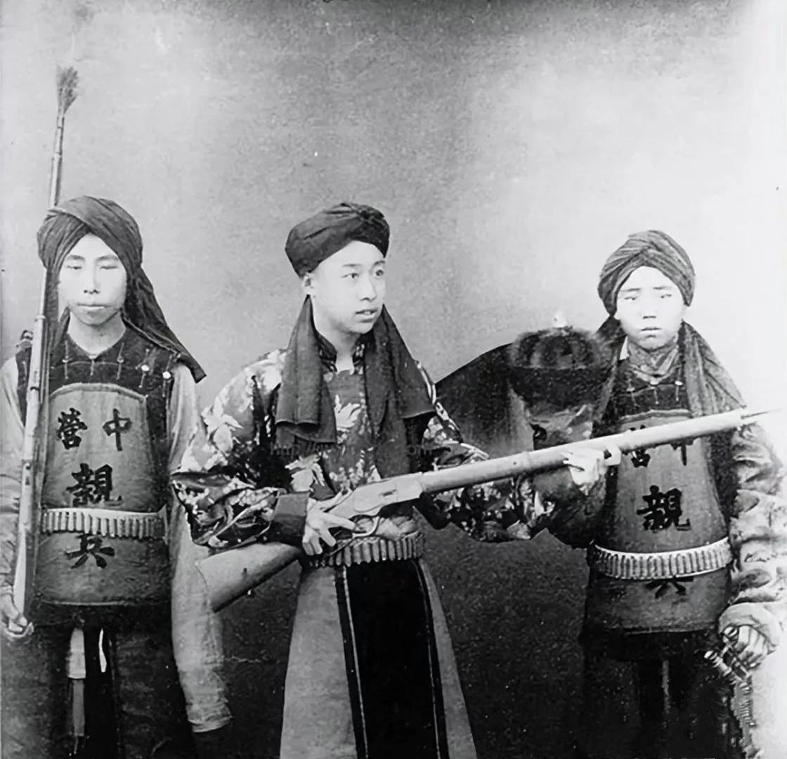 清末时期，端着新式步枪清兵，当年清兵的武器装备也不差呀，为啥还败给八国联军了呢？