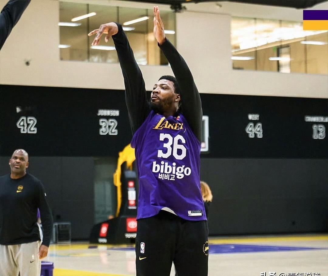 湖人变阵赌大了！
斯玛特首发控卫，詹姆斯竟要干这活。
里弗斯腿伤休战，斯玛特直接