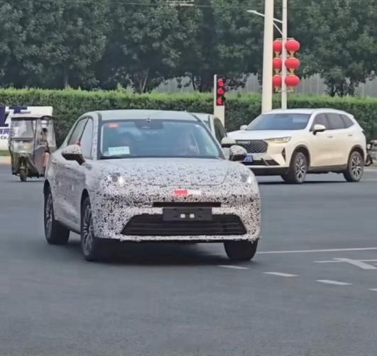据说是欧拉好猫的三厢版，这尾箱加得好像有点生硬啊42how新能源汽车欧拉好猫