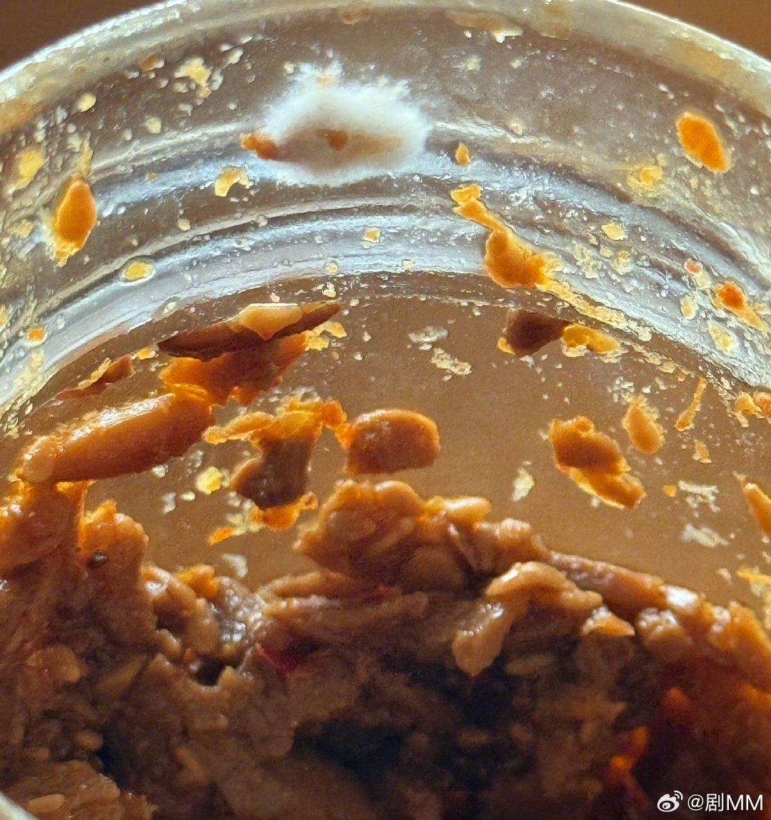 张馨予说吃完才发现蘑菇酱长毛了张馨予现在胃里已经翻山倒海了这也太惨了，张馨予说吃