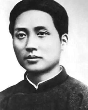新中国成立前，有三个人早早看穿了毛主席能带领中国走出新路、掌控国家命运。
 
第