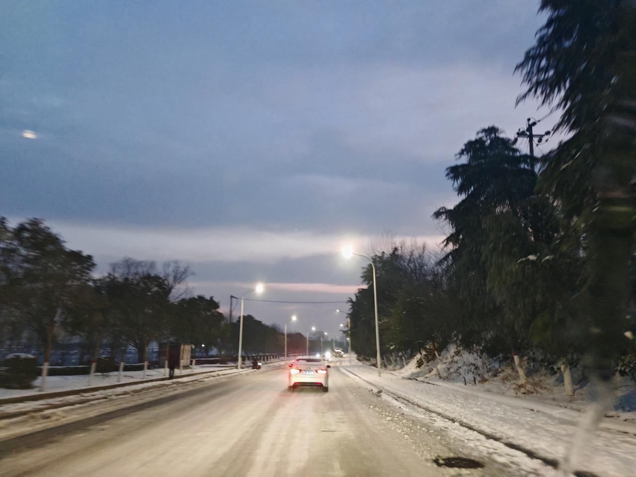 天天没事就看手机，这下好了遭报应了，眼睛不仅疼还花，脖子和手腕也跟着抗议，转动时