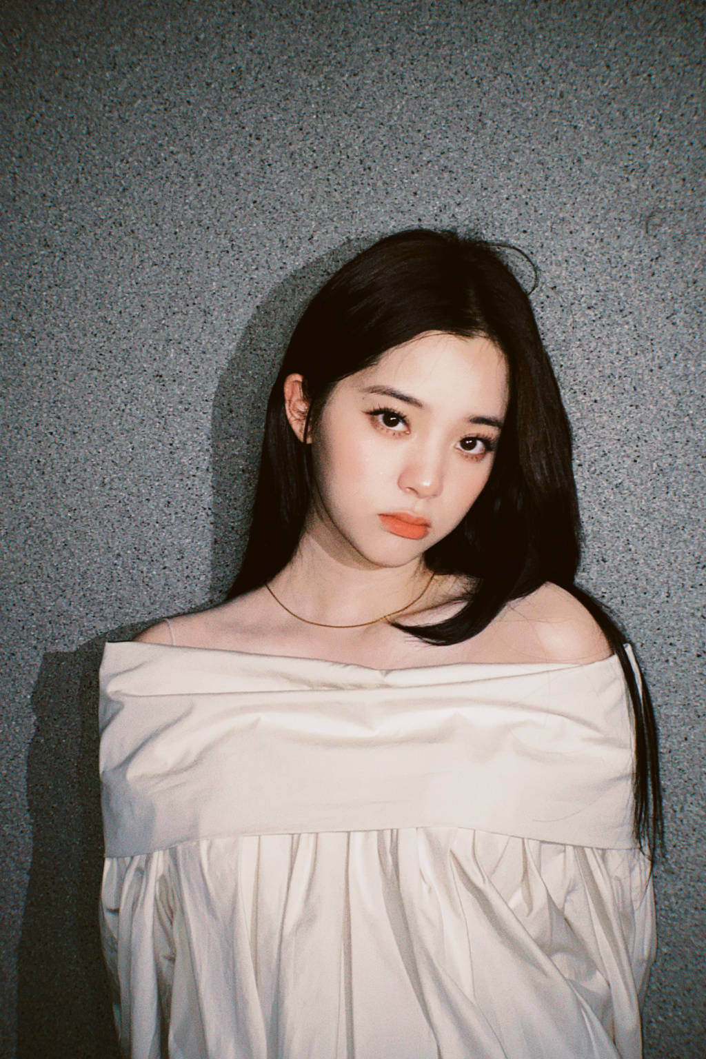 欧阳娜娜夏日少女心事 盛夏光影落在欧阳娜娜身上，氛围感直接拉满✨。晚风、柔光、松