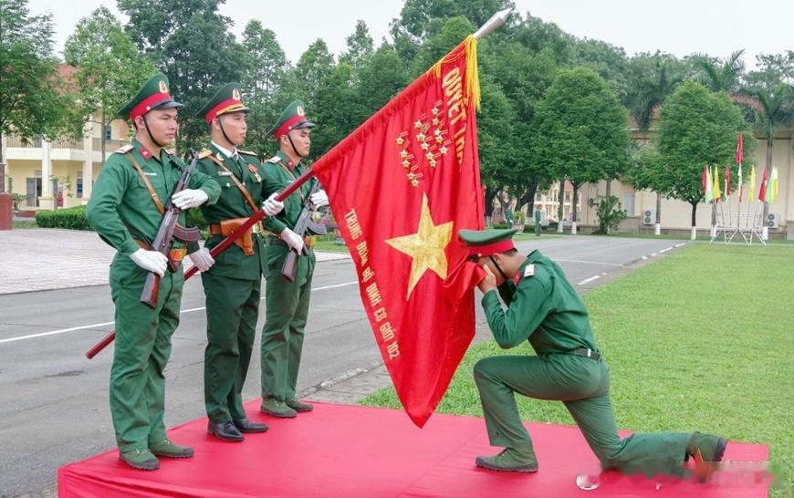 2024年越军308师102团士兵亲吻军旗。102团别称“首都团”，1947年1