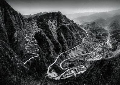 老狼原创《抗战生命线》滇缅公路是一条血泪凝结的公路，但也同样是一条伟大...