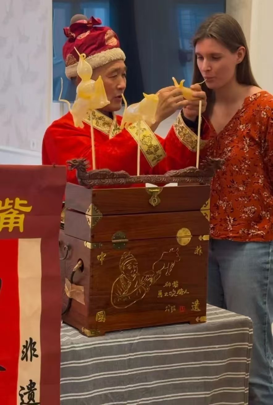 多位非遗传承人英文喊话全球网友 看到非遗传承人们用英语和方言在平台上向全球网友喊